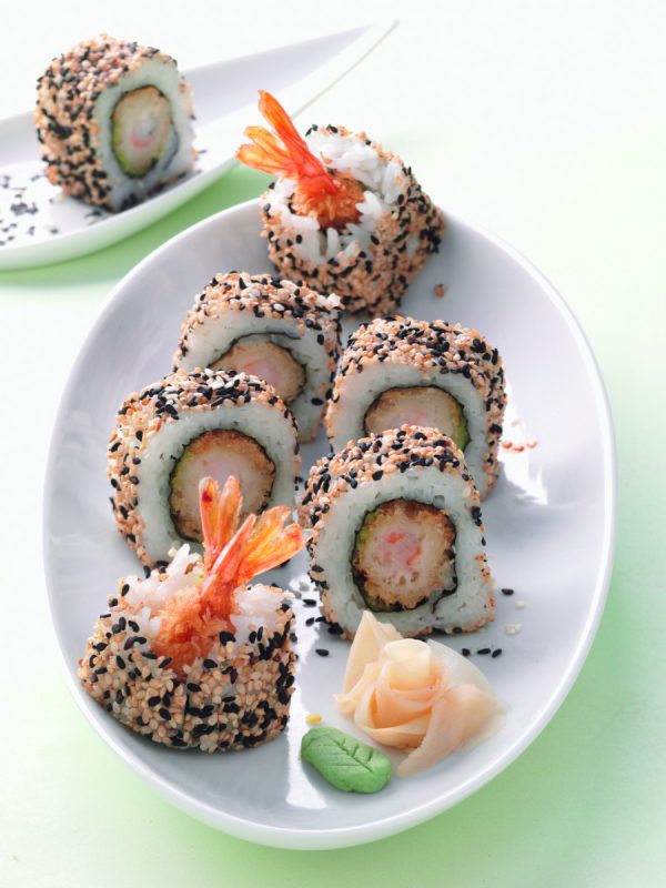 Black & White Shrimp-Rolls Black & White Shrimp-Rolls (California Roll mit frittierten Garnelen)