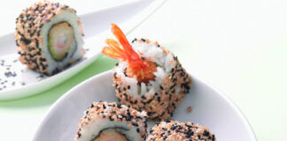 Black & White Shrimp-Rolls (California Roll mit frittierten Garnelen)