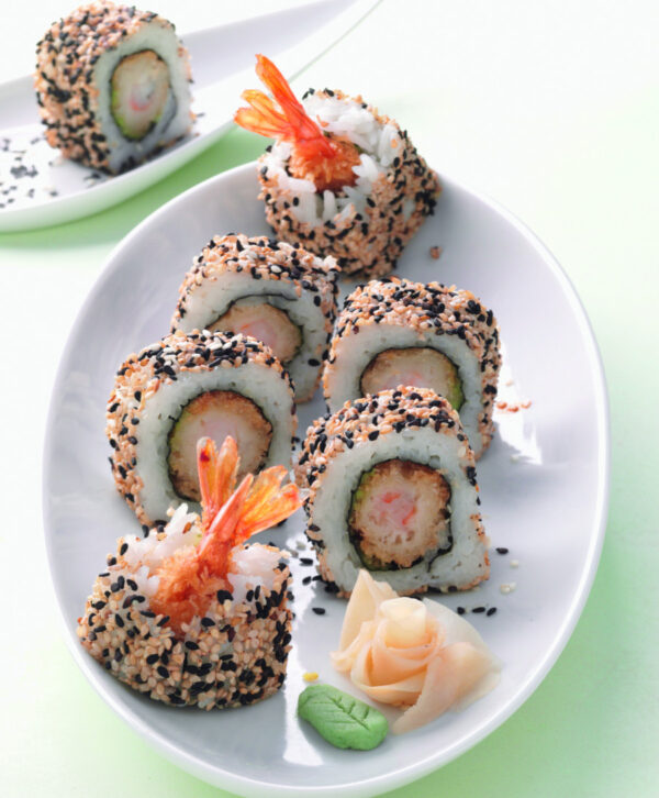 Black & White Shrimp-Rolls (California Roll mit frittierten Garnelen)