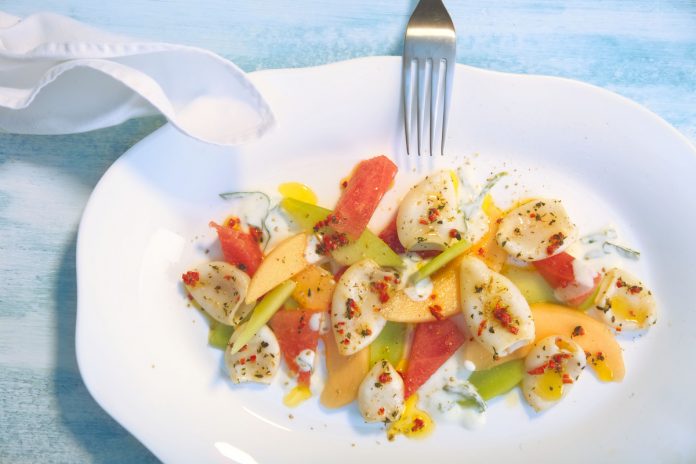 Gegrillte Calamari auf Melonensalat mit Joghurt-Minze-Dressing