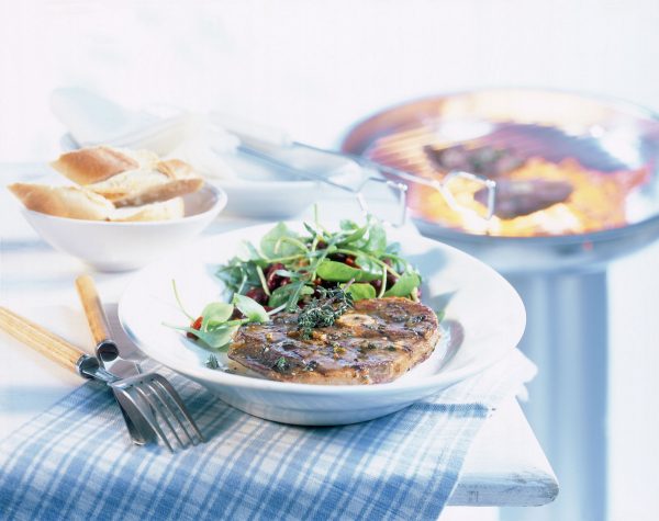 Marinierte Lammkeulensteaks mit Bohnensalat Marinierte Lammkeulensteaks mit Bohnensalat