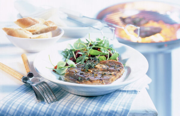 Marinierte Lammkeulensteaks mit Bohnensalat