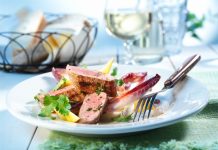 Gegrillte Lammlachse auf Chicoree-Nektarinensalat