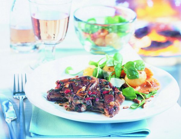 Lammrückensteaks mit Brunnenkresse-Kartoffelsalat