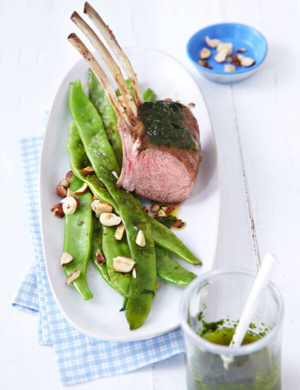 Gegrillte Lammkrone mit gebratenen Stangenbohnen