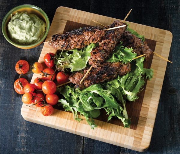 Rezepte irische Küche - Gegrillte Hackfleischspieße mit Avocado- Dressing