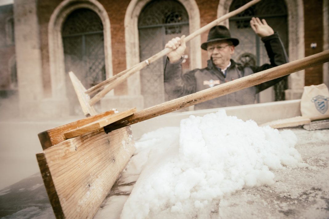 Salz in Handarbeit hergestellt: aus der Alpensaline Bad Reichenhaller