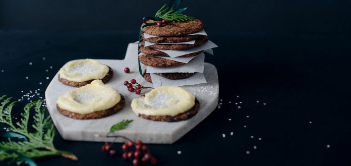 Lebkuchen-Plaetzchen mit Eierlikoerfrosting 1