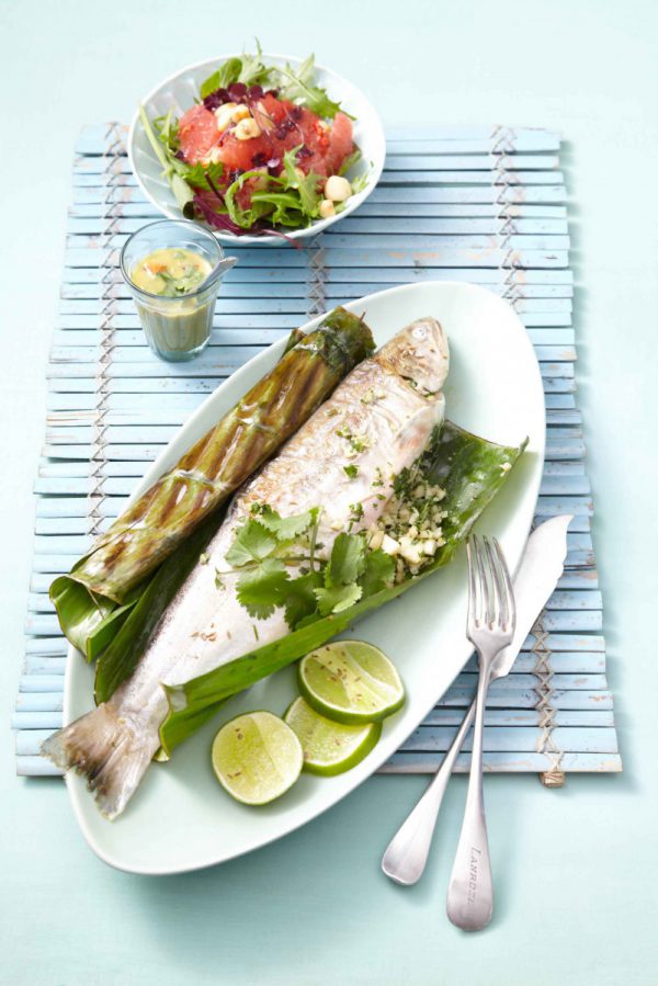 Saibling grillen mit Macadamifüllung im Bananenblatt