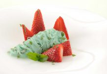 Kokos-Pfefferminznudeln mit Erdbeeren von Mirko Reeh