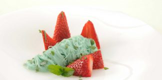 Kokos-Pfefferminznudeln mit Erdbeeren von Mirko Reeh