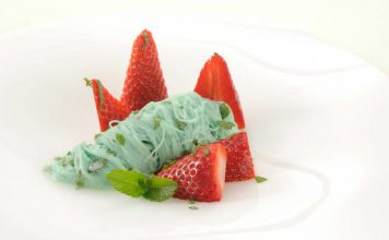 Kokos-Pfefferminznudeln mit Erdbeeren von Mirko Reeh