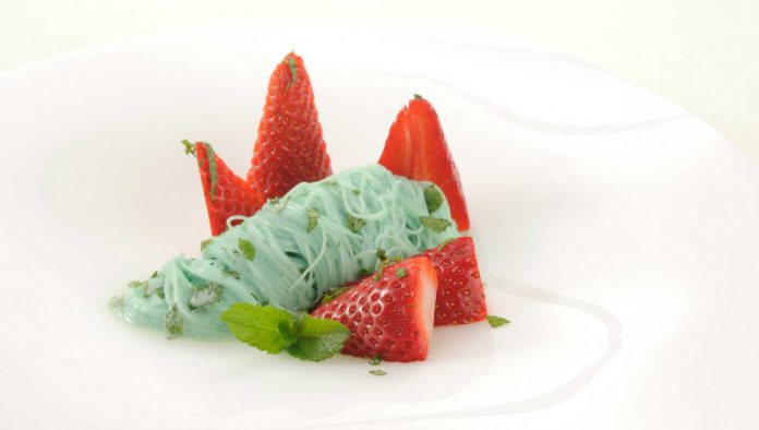 Kokos-Pfefferminznudeln mit Erdbeeren von Mirko Reeh