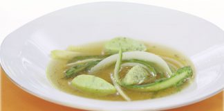 Spargelbouillon mit Bärlauchquarknocken