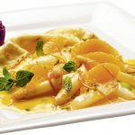 Süßer Stangenspargel in der Crêpeshülle mit Orangenfilets