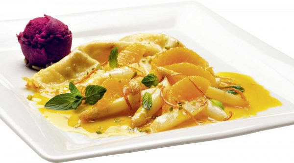 Süßer Stangenspargel in der Crêpeshülle mit Orangenfilets