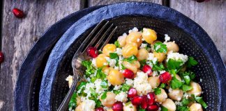 Kichererbsen-Salat mit couscous und Granatapfel