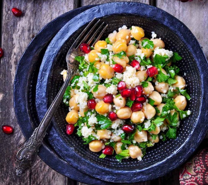 Kichererbsen-Salat mit couscous und Granatapfel