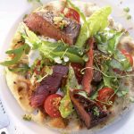 Fladenbrot vom Grill mit Steak und Salat von Johann Lafer