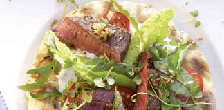 Fladenbrot vom Grill mit Steak und Salat von Johann Lafer