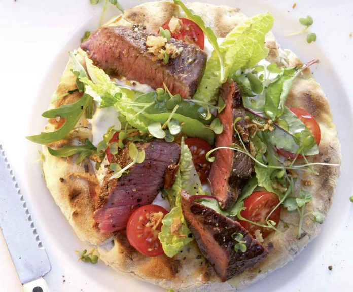 Fladenbrot vom Grill mit Steak und Salat von Johann Lafer