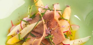 Lafer Salat von Spargel und Tafelspitz mit Schnittlauch-Radieschen-Vinaigrette