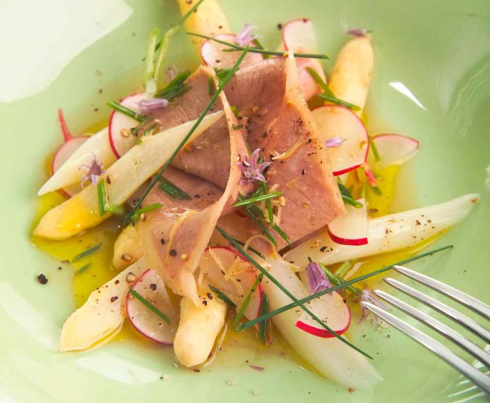 Lafer Salat von Spargel und Tafelspitz mit Schnittlauch-Radieschen-Vinaigrette