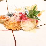 Apfelradl im Weizenbierbackteig mit Fichtenhonig-Eis und gebackenen Holunderblüten