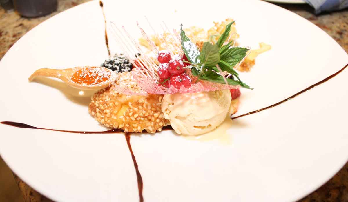Apfelradl im Weizenbierbackteig mit Fichtenhonig-Eis und gebackenen Holunderblüten