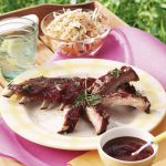 Sparerips mit Honig-Cranberry Sauce und Coleslaw