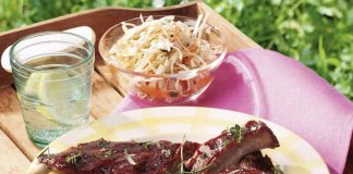 Sparerips mit Honig-Cranberry Sauce und Coleslaw