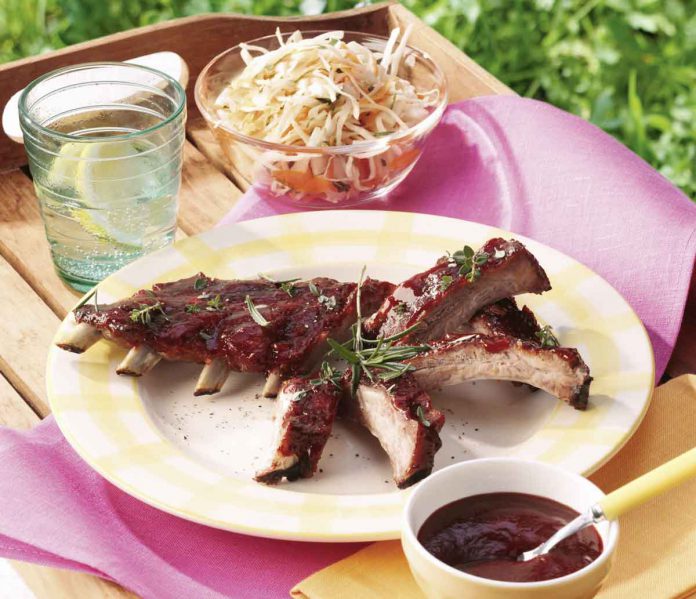 Sparerips mit Honig-Cranberry Sauce und Coleslaw