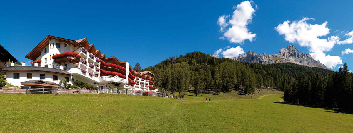 Dolomiten erleben im Südtiroler Gourmethotel Sonnalp in Obereggen