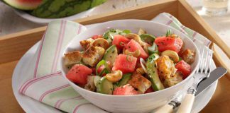 Ciabatta-Brotsalat mit Wassermelone und Avocado