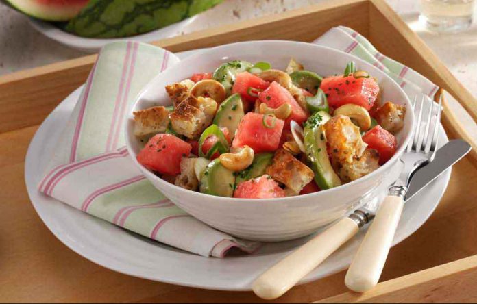 Ciabatta-Brotsalat mit Wassermelone und Avocado