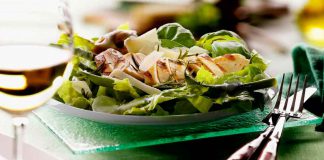Romanasalat mit grünen Bohnen und Hähnchenbrust