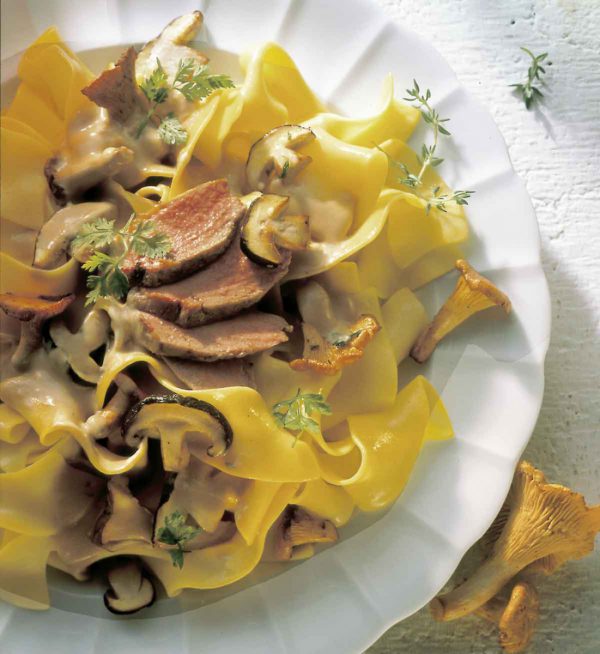 Bandnudeln mit Fasanenbruststreifen in Steinpilz-Pfifferling-Sauce