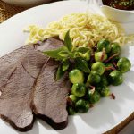 Hirschbraten mit Rosenkohl und Lebkuchensauce