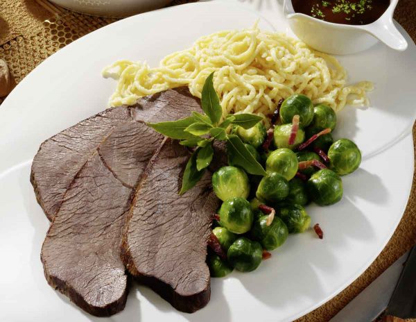 Hirschbraten mit Rosenkohl und Lebkuchensauce