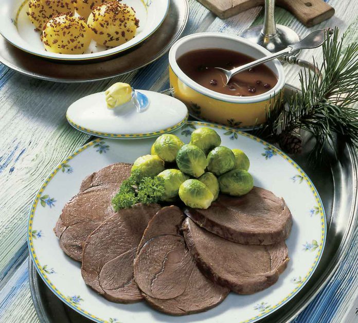 HIrschbraten mit Rosenkohl und Kartoffelknödeln