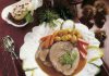 Wildschweinbraten in Rotwein-Marinade und Birne mit Preiselbeersahne