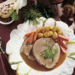 Wildschweinbraten in Rotwein-Marinade und Birne mit Preiselbeersahne