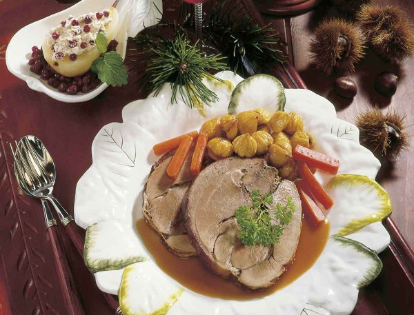 Wildschweinbraten in Rotwein-Marinade und Birne mit Preiselbeersahne