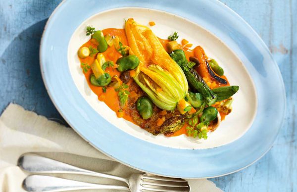 Zucchiniblüten mit Amaranth und Paprikasauce