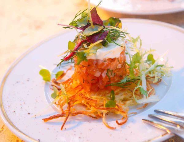 Sternstunde Vorspeise: Lachstatar mit Crème fraîche auf Schwarzwurzelrösti