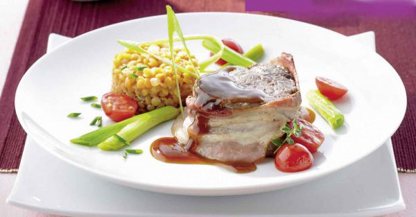 Bardiertes Rinderfilet an Schluppen-Tomatengemüse und aromatisierten Berglinsen