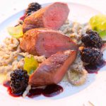 Lafers Rehrücken mit Mohnspätzle und Balsamico-Brombeeren