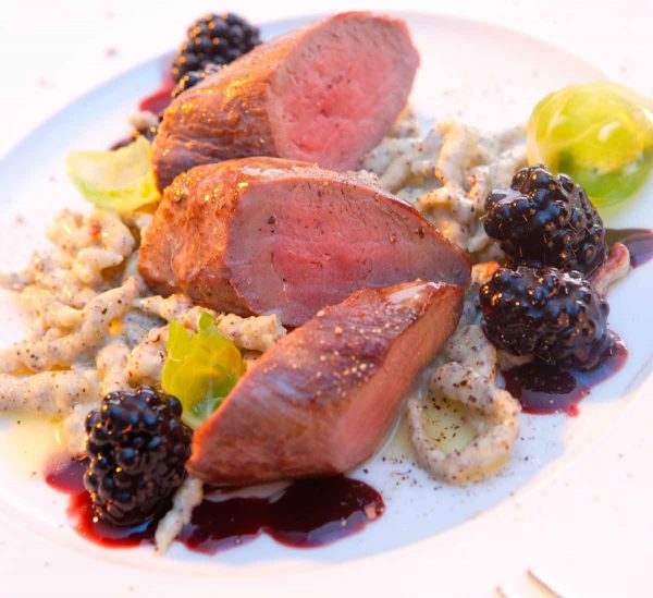 Lafers Rehrücken mit Mohnspätzle und Balsamico-Brombeeren