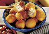 Machengo-Bällchen mit Zucchini-Tomaten-Dip