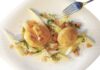 Johann Lafer: Spargelsalat mit gebackenem Ei und Tomaten-Bärlauch-Vinaigrette